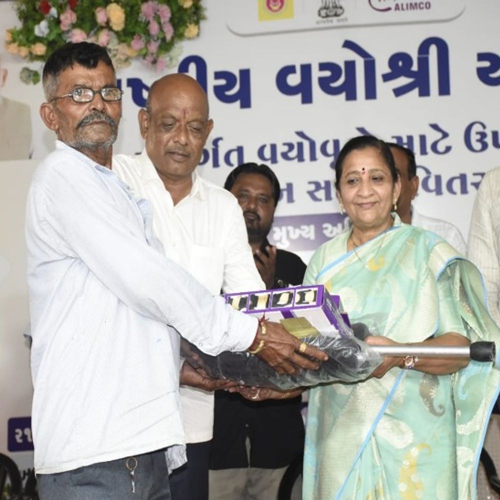 વરિષ્ઠ નાગરિકો માટે વરદાન સાબિત થતી રાષ્ટ્રીય વયોશ્રી યોજના:ગારીયાધાર ખાતે 680 વયોવૃદ્ધોને રૂ.61 લાખથી વધુના સાધન-સહાયનું વિતરણ કરાયું