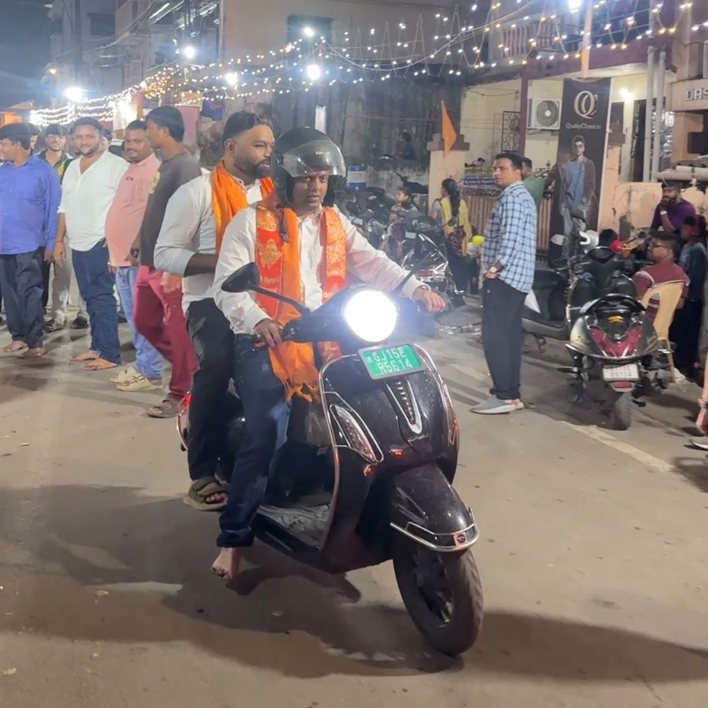 દર્શન કરી ગણેશ મંડળોની લાગણીને વાચા આપી‎:વલસાડ સાંસદે સ્કૂટર ઉપર ગણેશ પંડાલોની મુલાકાત લીધી