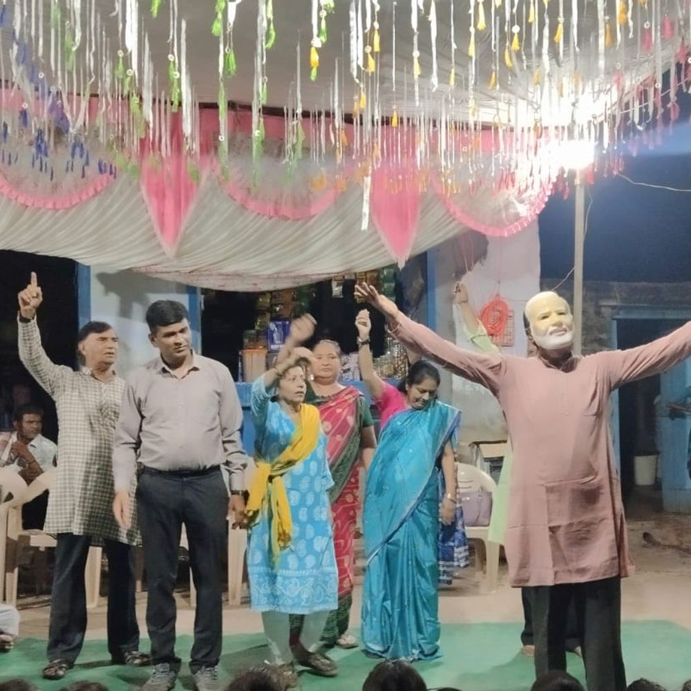 સુરેન્દ્રનગરમાં 'નમો સેવા અનકહી કહાની' નાટકો યોજાયા:વડાપ્રધાનની જનસેવાના 25 વર્ષ નિમિત્તે વિશેષ આયોજન; કલાકારોએ જીવંત અભિનય દ્વારા યોજનાઓની માહિતી આપી