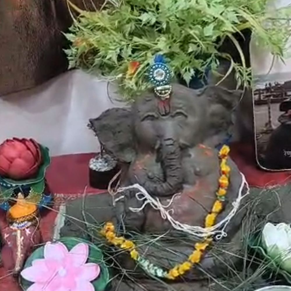 વેરાવળની ત્રિશાએ માટીના ગણપતિ બનાવી પર્યાવરણ જાળવણીનો સંદેશ આપ્યો:સેન્ટ મેરી સ્કૂલની ધોરણ 7ની વિદ્યાર્થીનીની પહેલને સમાજે બિરદાવી