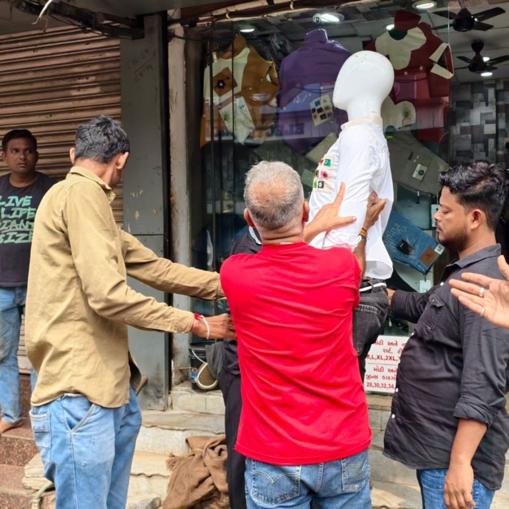 સુરતના રાજમાર્ગ પર મનપાનો સપાટો:ફૂટપાથ રોકનારા વેપારીઓના સ્ટેચ્યુ-સામાન જપ્ત, કાદરશાહની નાળ સહિતના વિસ્તારોમાં દબાણો પર બુલડોઝર એક્શન