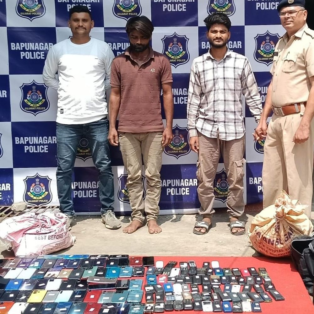 14 લાખના મોબાઈલ સ્પેરપાર્ટસ જપ્ત:બાપુનગરમાંથી ચોરી અને બંધ મોબાઇલના સ્પેરપાર્ટસ કાઢીને વેચતા બે શખ્સની પોલીસે ધરપકડ કરી