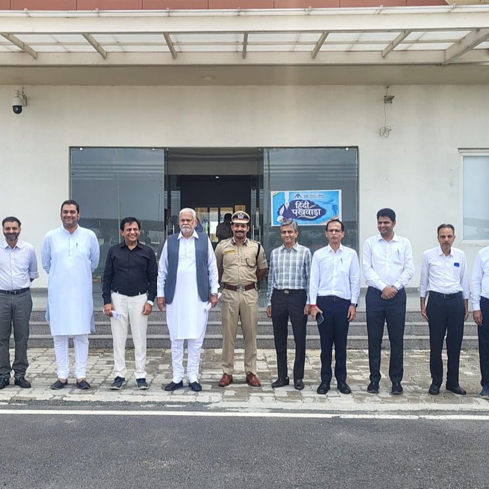રાજકોટ ઇન્ટરનેશનલ એરપોર્ટ પર 'નો નેટવર્ક':દૈનિક 3,000 મુસાફરો સંપર્કવિહોણા, એડવાઈઝરી કમિટીની બેઠકમાં સાંસદો સમક્ષ ભારે તડાફડી