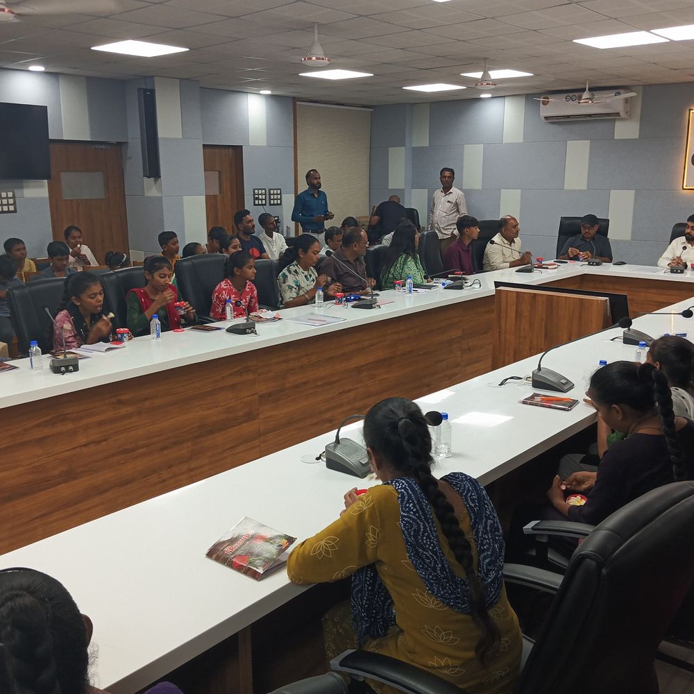 મોરબીમાં બાળકો માટે યોજાયો કોફી વિથ કલેક્ટર:કલેક્ટર સ્વપ્નિલ ખરેએ 120 બાળકો સાથે ચર્ચા કરી; કલેક્ટર બનવા માટે યુપીએસસી અંગે માર્ગદર્શન આપ્યું