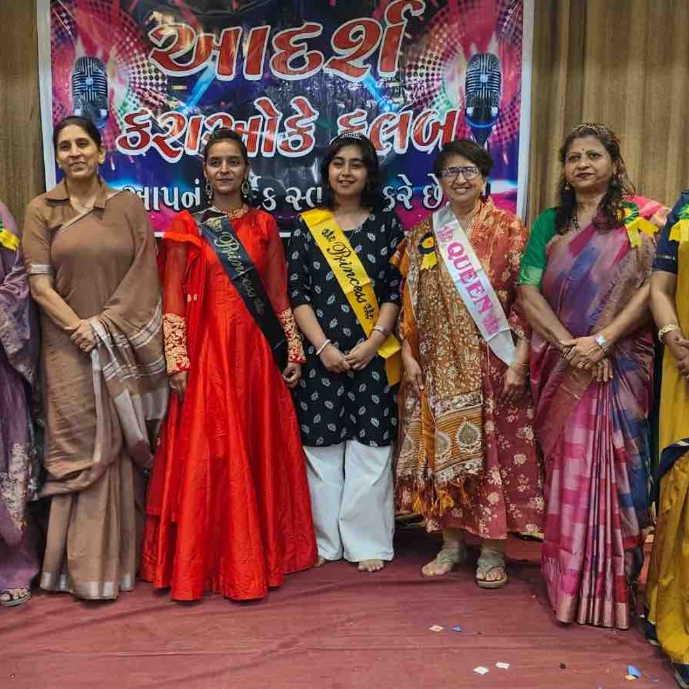 જામનગરમાં આદર્શ ક્લબ દ્વારા લેડીસ કરાઓકે સિંગિંગ કોમ્પિટિશન યોજાઈ:મહિલા પ્રતિભાઓને સંગીતનાં મંચ સાથે પ્રોત્સાહન માટેનું સુંદર આયોજન, 15 સ્પર્ધકોએ ભાગ લીધો