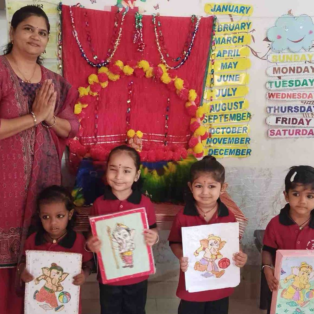 લાલપુરમાં ૐ પ્લે હાઉસમાં ગણપતિ ઉત્સવ ઉજવાયો:આરતી, ધૂન અને ગણેશ નૃત્ય સાથે વિવિધ સ્પર્ધાઓ યોજાઈ, વિજેતાઓને ઇનામ અપાયા