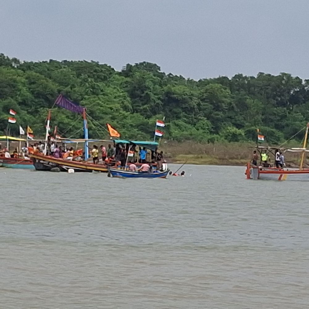 ઉમરસાડી દરિયામાં બોટ પલટતા દોઢ વર્ષનું બાળક ગુમ:પંખામાં દોરડું ફસાતા દરિયામાં બોટ ઊંધી વળી; સ્થાનિક તરવૈયાઓ દ્વારા શોધોળ અભિયાન શરૂ