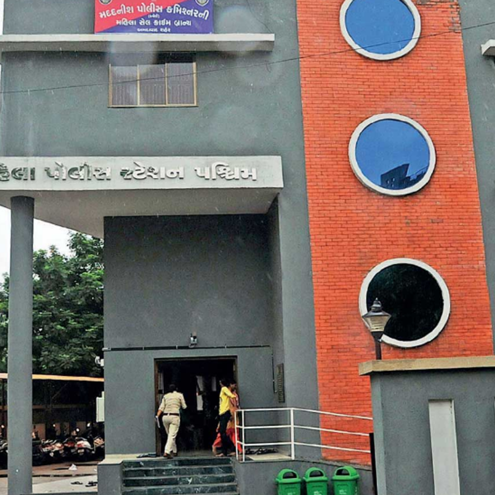 પેરિસમાં નોકરી કરતી પત્ની પર અમદાવાદી પતિની શંકા:પતિ વીડિયો કોલ કરી બાથરૂમ ચેક કરાવતો, ક્રેડિટ કાર્ડ પર લાખોની લોન લઈ કહ્યું- 'દહેજ સમજીને હપ્તા ભરી દો'