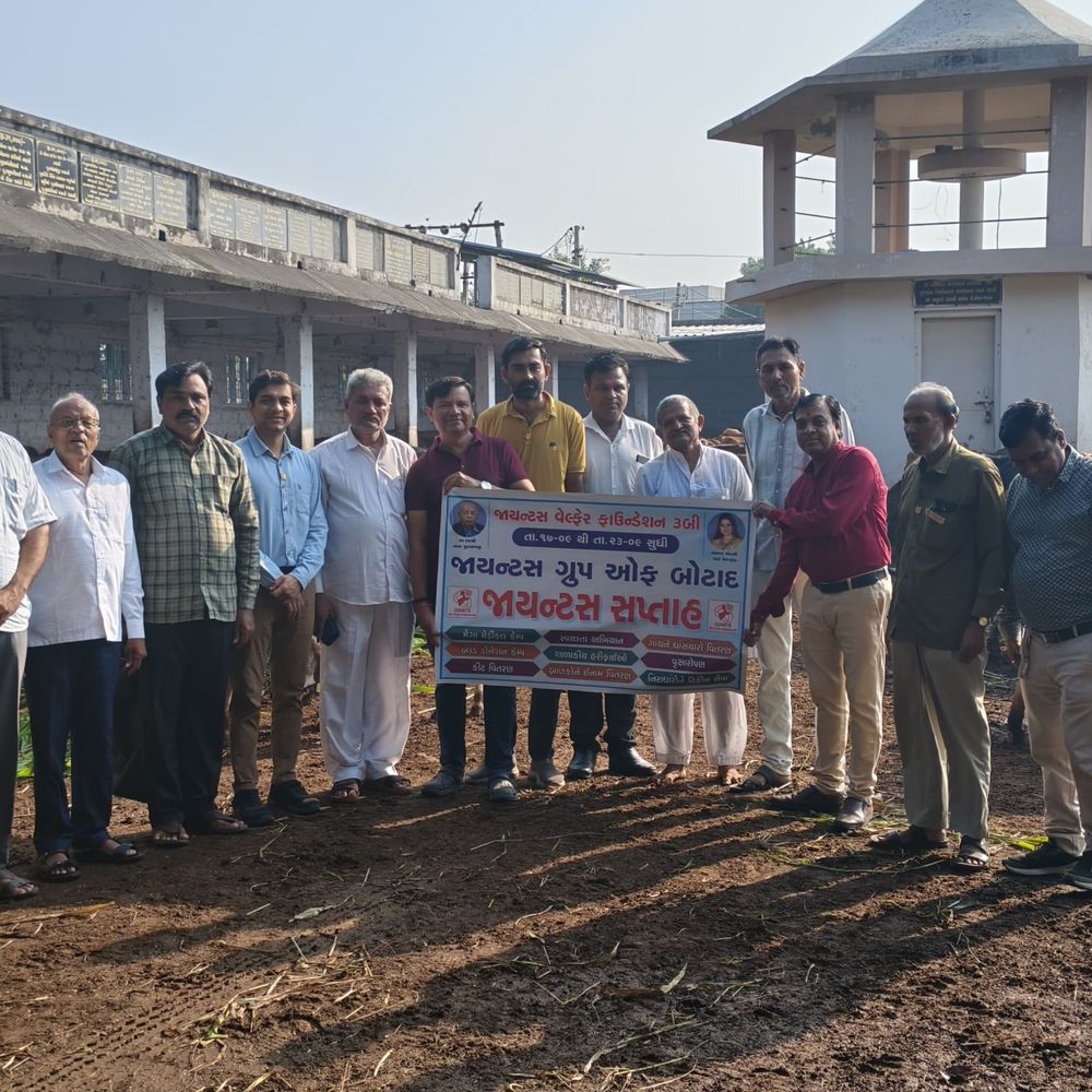 બોટાદ જાયન્ટ્સ ગ્રુપે 4000 કિલો ઘાસચારો આપ્યો:જાયન્ટ્સ વીક નિમિત્તે પાળીયાદ પાંજરાપોળ અને ગૌશાળામાં 20 હજારનો ઘાસચારો વિતરણ