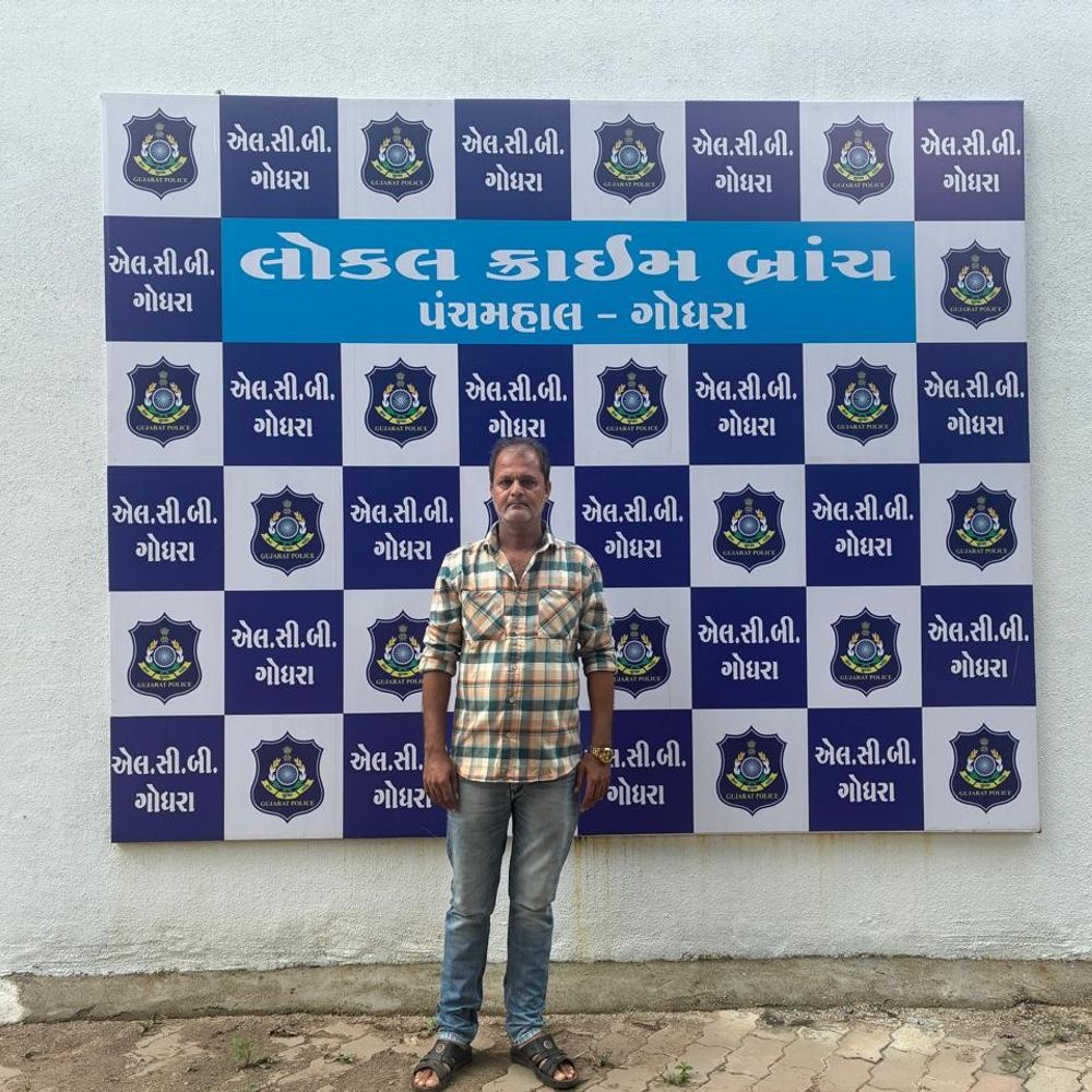ગોધરા LCBએ 16 વર્ષથી ફરાર અકસ્માતના આરોપી સહિત 2ને ઝડપ્યા:એકને ગોધરાના લાલબાગ બસ સ્ટેન્ડ પાસેથી, બીજાને બહારપુરા વિસ્તારમાંથી ઝડપ્યો