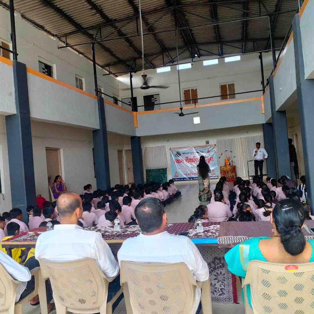 મોડપુરમાં સેવા સંકલ્પ અભિયાન અંતર્ગત વકૃત્વ સ્પર્ધા યોજાઈ:શ્યામ સ્કૂલના વિદ્યાર્થીઓએ ઉત્સાહભેર ભાગ લીધો, મહાનુભાવોએ પ્રોત્સાહિત કર્યા
