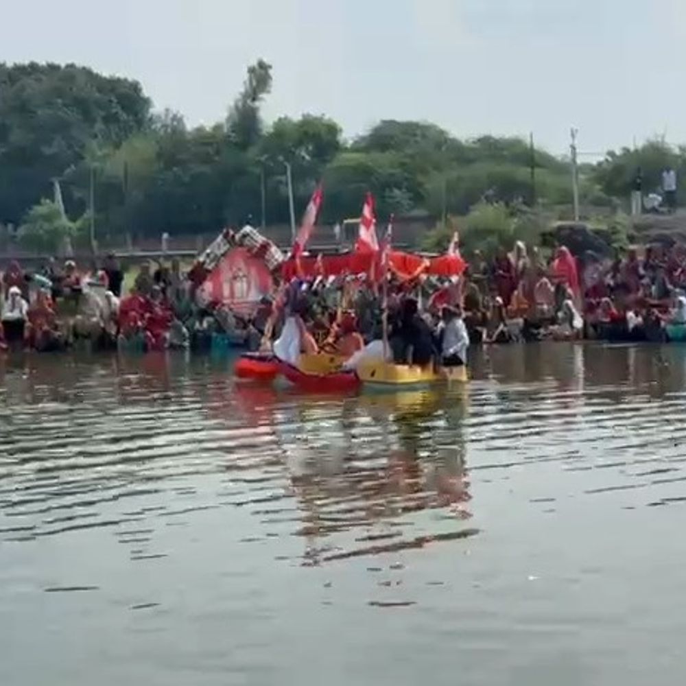 ગઢડામાં જળઝીલણી ઉત્સવની ધામધૂમથી ઉજવણી:ગોપીનાથજી મંદિરથી સોનાની પાલખીમાં ઠાકોરજીની જળ યાત્રા નીકળી, ઘેલો નદીમાં નૌકાવિહાર કરાવાયું