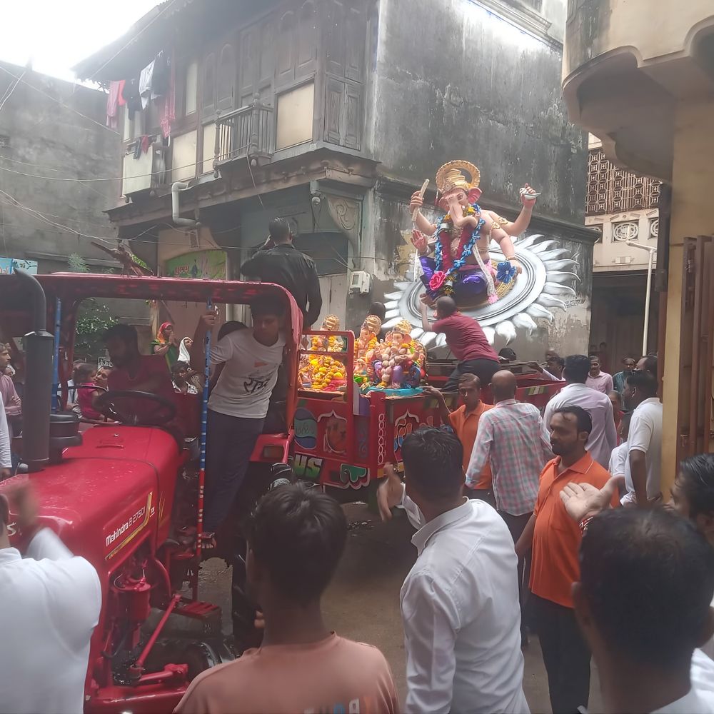 વેજલપુરમાં વરસાદ વચ્ચે ભક્તિમય શ્રીજી વિસર્જન યાત્રા: ગણપતિ બાપા મોરિયાના નાદ ગુંજ્યા