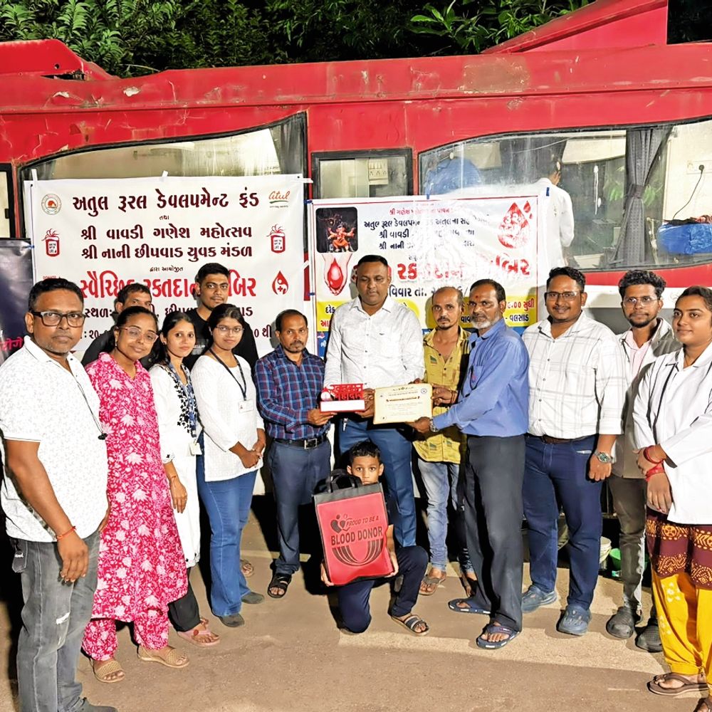 વલસાડમાં 32મી રક્તદાન શિબિરમાં ચાર કલાકમાં 55 દાતાઓએ રક્તદાન કર્યું‎:વાવડી અને છીપવાડના યુવાનો છેલ્લા 16 વર્ષથી રક્તદાન કરી ગણેશોત્સવની ઉજવણી