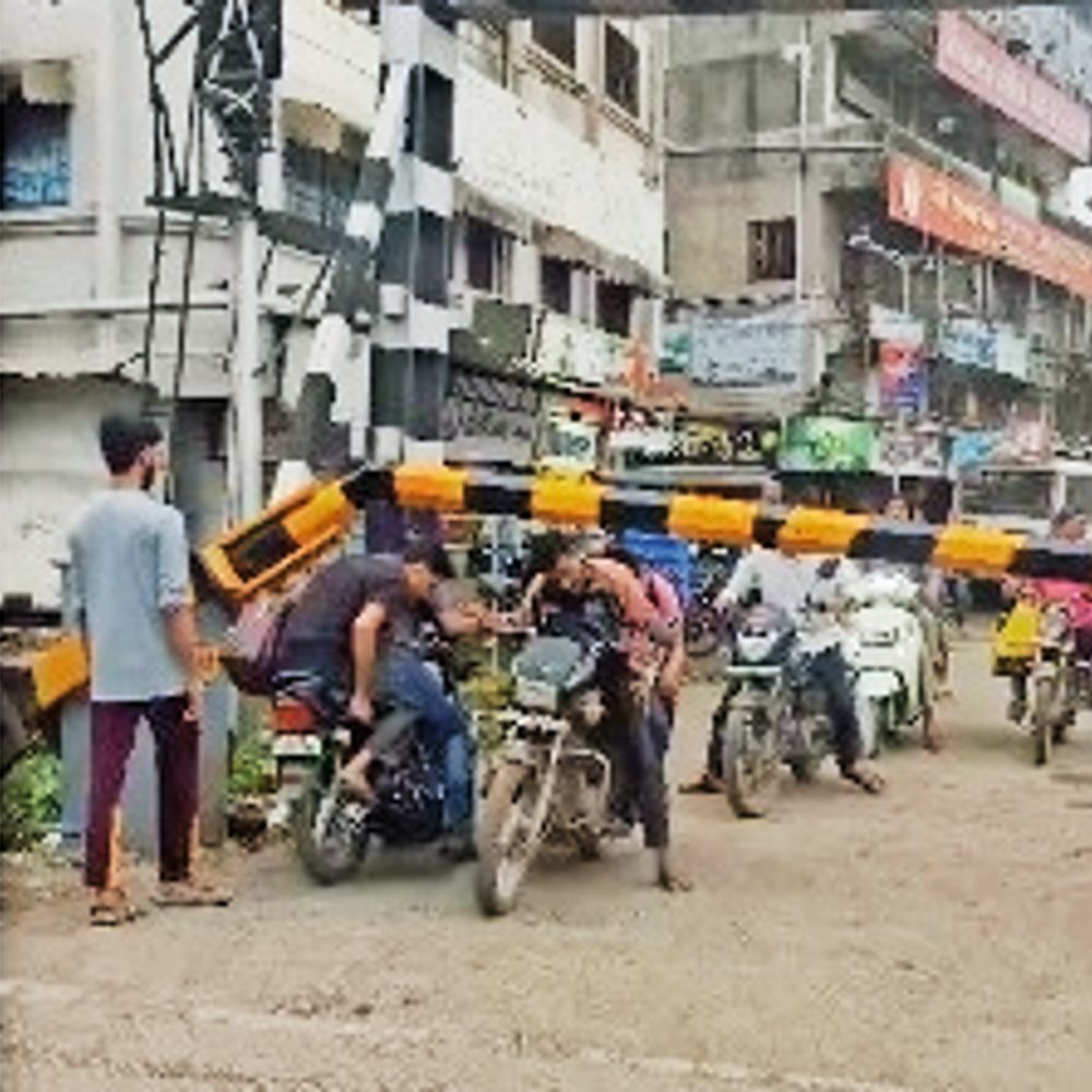 જૂનાગઢ એસ.ટી. બસ સ્ટેન્ડ નજીક રેલવે ફાટકનો બૂમ બેરિયર તૂટ્યો, ટ્રાફિક જામ સર્જાયો