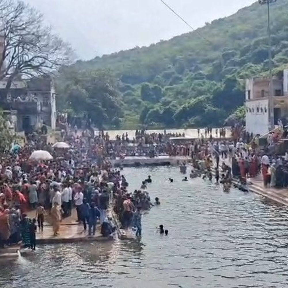 દામોદર કુંડે જલઝીલણી એકાદશીએ પિતૃતર્પણ માટે જનમેદની ઉમટી:દામોદર કુંડે જલઝીલણી એકાદશીએ પિતૃતર્પણ અર્થે ભાવિકોનું ઘોડાપૂર: મોક્ષ પીપળે જળ ચડાવી સુખ-શાંતિ અને પિતૃમોક્ષની પ્રાર્થના કરાઈ