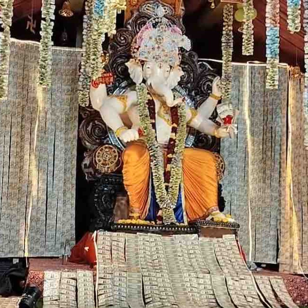 સાવરકુંડલામાં 'લખપતિ ગણપતિ':25 લાખની નોટો અને ડોલરથી શણગાર; જામનગરમાં 18,000 લાડુનો પ્રસાદ ધરાવાયો