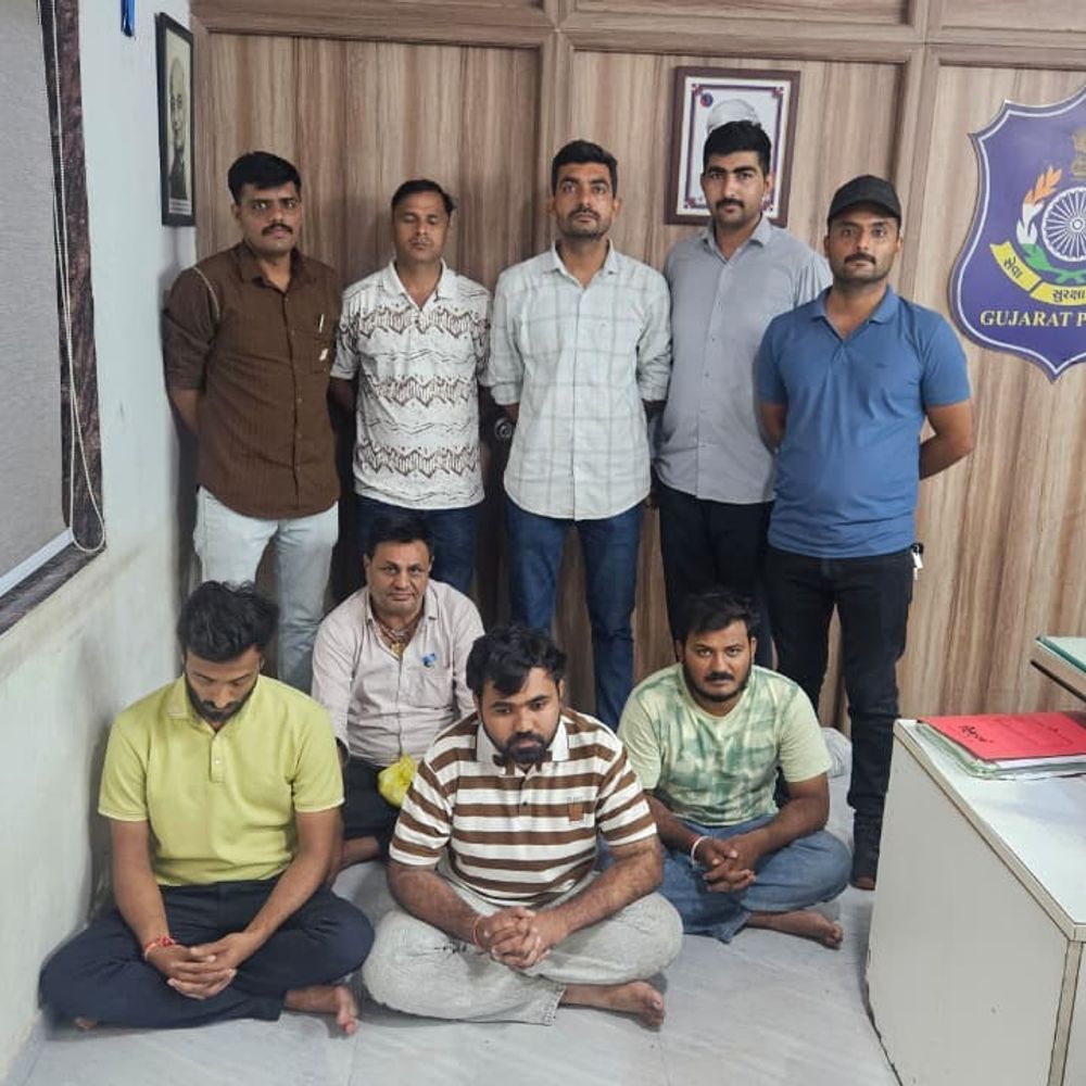 દુબઈથી સસ્તા આઈફોન અપાવવાની લાલચ આપી લાખોની છેતરપિંડી:સરથાણા પોલીસે 4 ગઠિયાને દબોચ્યા, વરાછા, કતારગામ, પર્વત પાટિયા અને કામરેજના વેપારીઓને પણ છેતર્યા