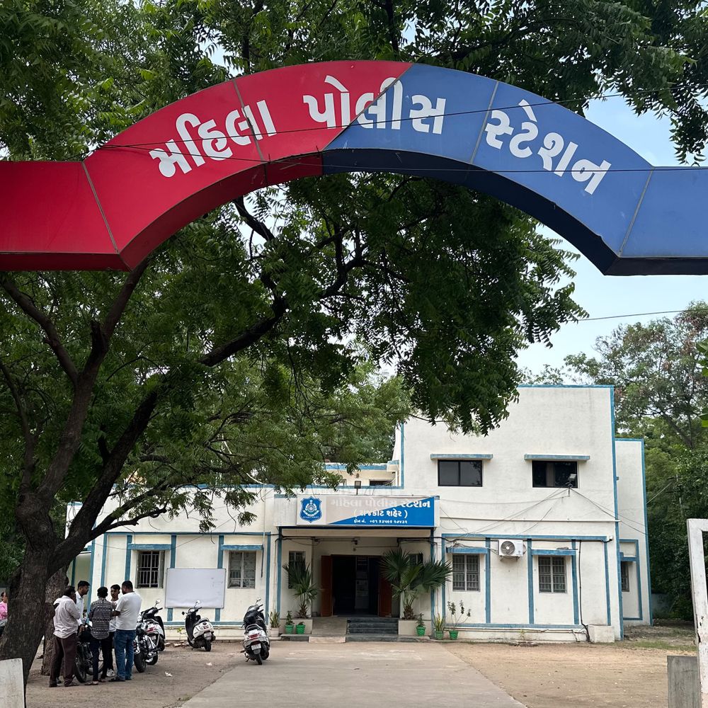 રાજકોટની પરિણીતાને સુરતના સાસરિયાઓનો ત્રાસ:વ્હોટસએપ DPના વખાણથી આકર્ષાયેલી યુવતીને પરિવારની મરજી વિરુદ્ધ પ્રેમલગ્ન કરવા ભારે પડ્યા