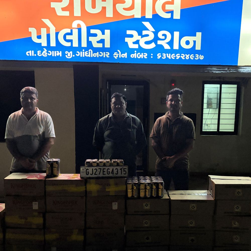 દહેગામના ડુમેચા પાસે દારૂ ભરેલી ક્રેટા ઝાડ સાથે અથડાઈ:પોલીસને જોઈ અંધારાનો લાભ લઈ બુટલેગર ફરાર, રુપિયા 12.77 લાખનો મુદ્દામાલ જપ્ત