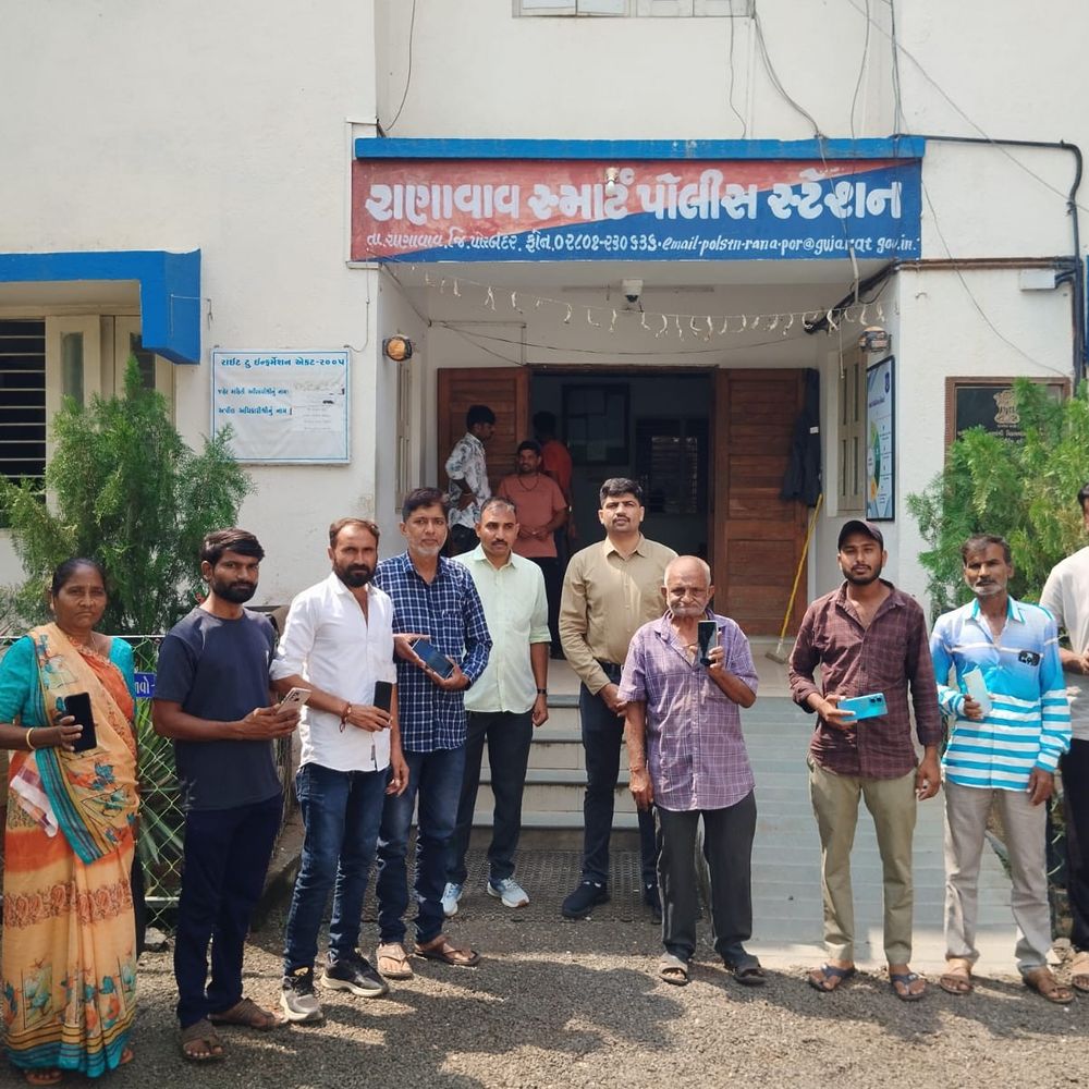 રાણાવાવ પોલીસે 8 ખોવાયેલા મોબાઇલ શોધી કાઢ્યા:CEIR પોર્ટલની મદદથી રૂ. 1.72 લાખના ફોન મૂળ માલિકોને પરત સોંપાયા