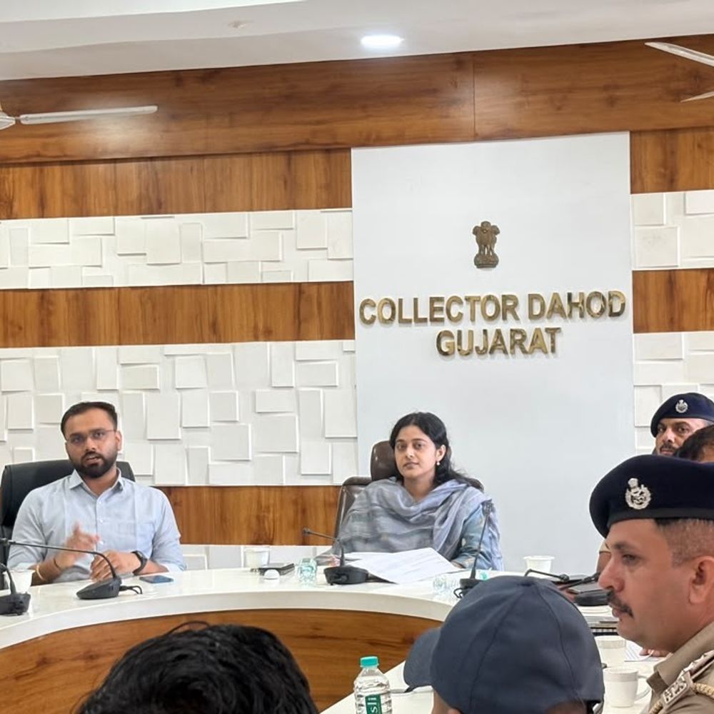 દાહોદમાં કલેક્ટરે લોકોના પડતર પ્રશ્નો સાંભળ્યા:અધિકારીઓને સમયમર્યાદામાં ઝડપી અને નિયમાનુસાર નિકાલ લાવવા કડક સૂચનાઓ આપી
