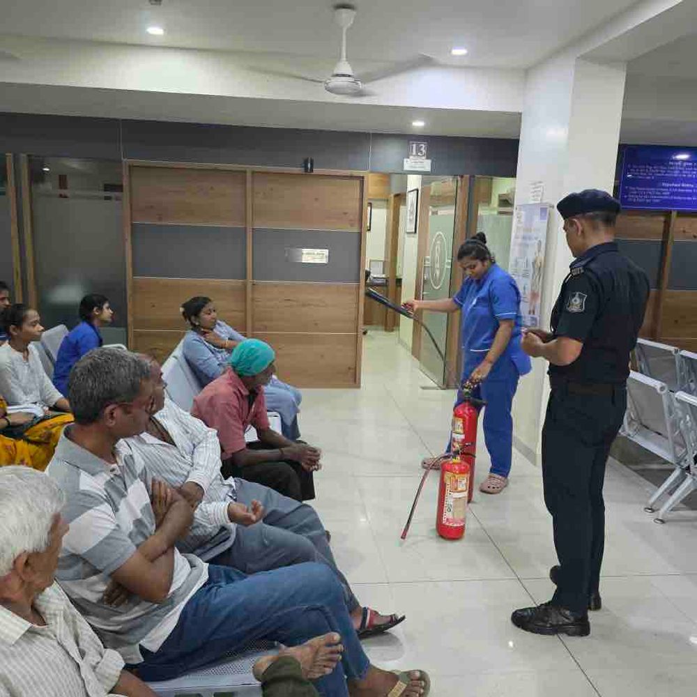 મોરબી ફાયર શાખાએ હોસ્પિટલના સ્ટાફને ફાયર ટ્રેનિંગ આપી:16 થી 22 સપ્ટેમ્બર દરમિયાન ફાયર સેફ્ટીના નિયમો શીખવાડ્યા