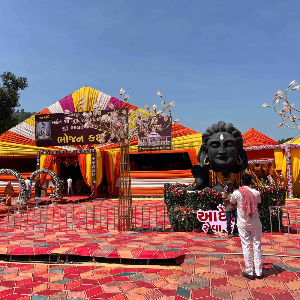 દાતા-અંબાજી માર્ગ પર આદેશ સેવા કેમ્પમાં શાહી ભોજન:લગ્ન સમારંભ જેવી ઝાકઝમાળ અને બાઉન્સર્સ સાથે પદયાત્રીઓને VVIP સેવા