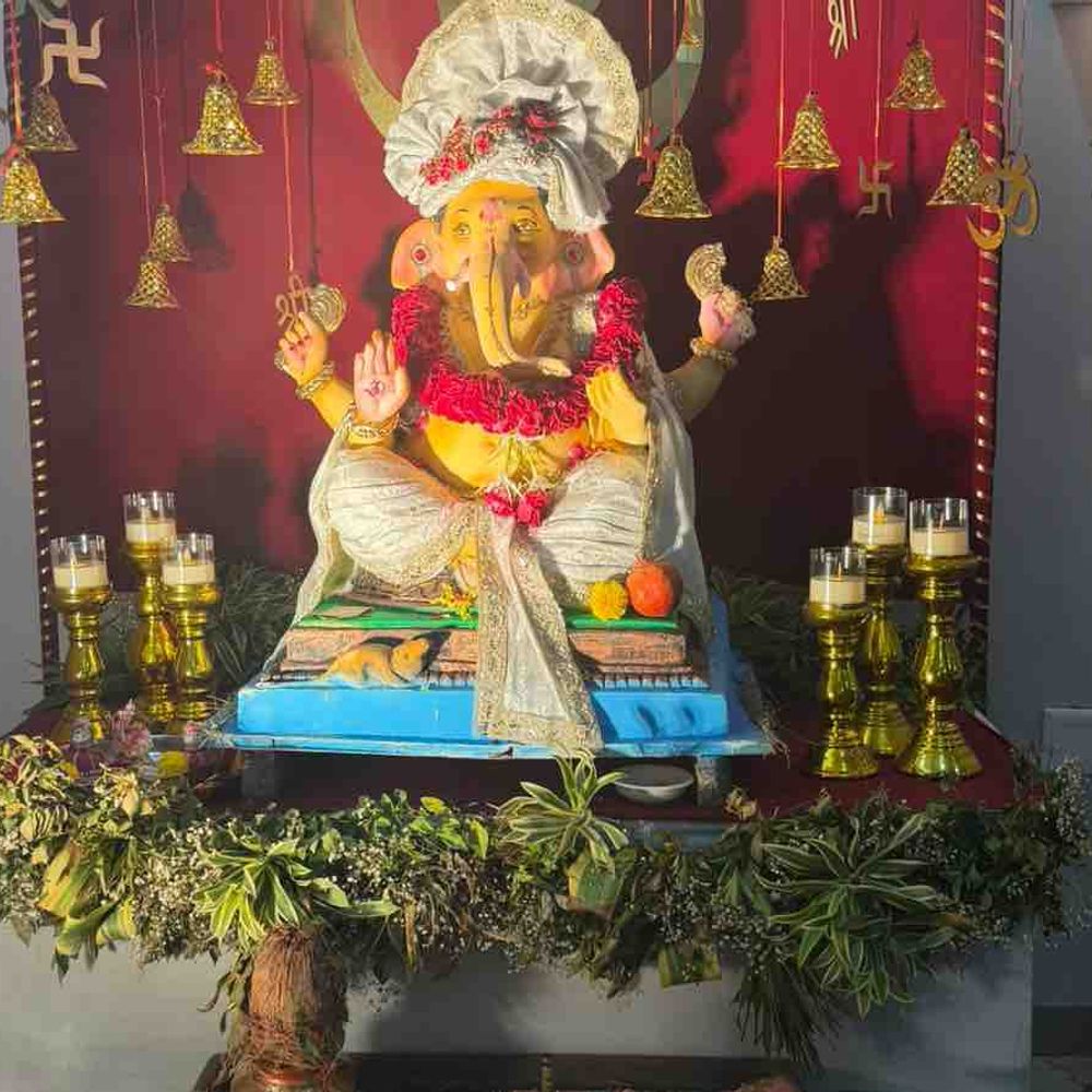 અશોકભાઈ દક્ષિણીના અમદાવાદ નિવાસ સ્થાને ગણપતિ બાપાને ૫૬ ભોગ:ચુનીલાલ દાનજી પરિવાર દ્વારા મહા આરતી અને અન્નકૂટનો પ્રસાદ અર્પણ કરાયો