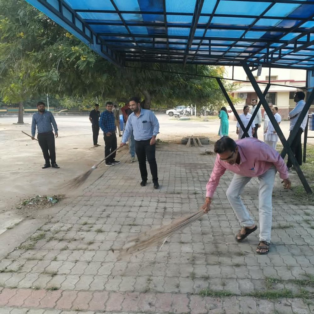 સુરેન્દ્રનગર જનરલ હોસ્પિટલમાં સ્વચ્છતા શપથ અને સફાઈ ઝુંબેશ:‘સેવા મેરા યોગદાન’ અભિયાન અંતર્ગત કાર્યક્રમ, વર્ષે 100 કલાક સ્વચ્છતા માટે ફાળવવાનો સંકલ્પ