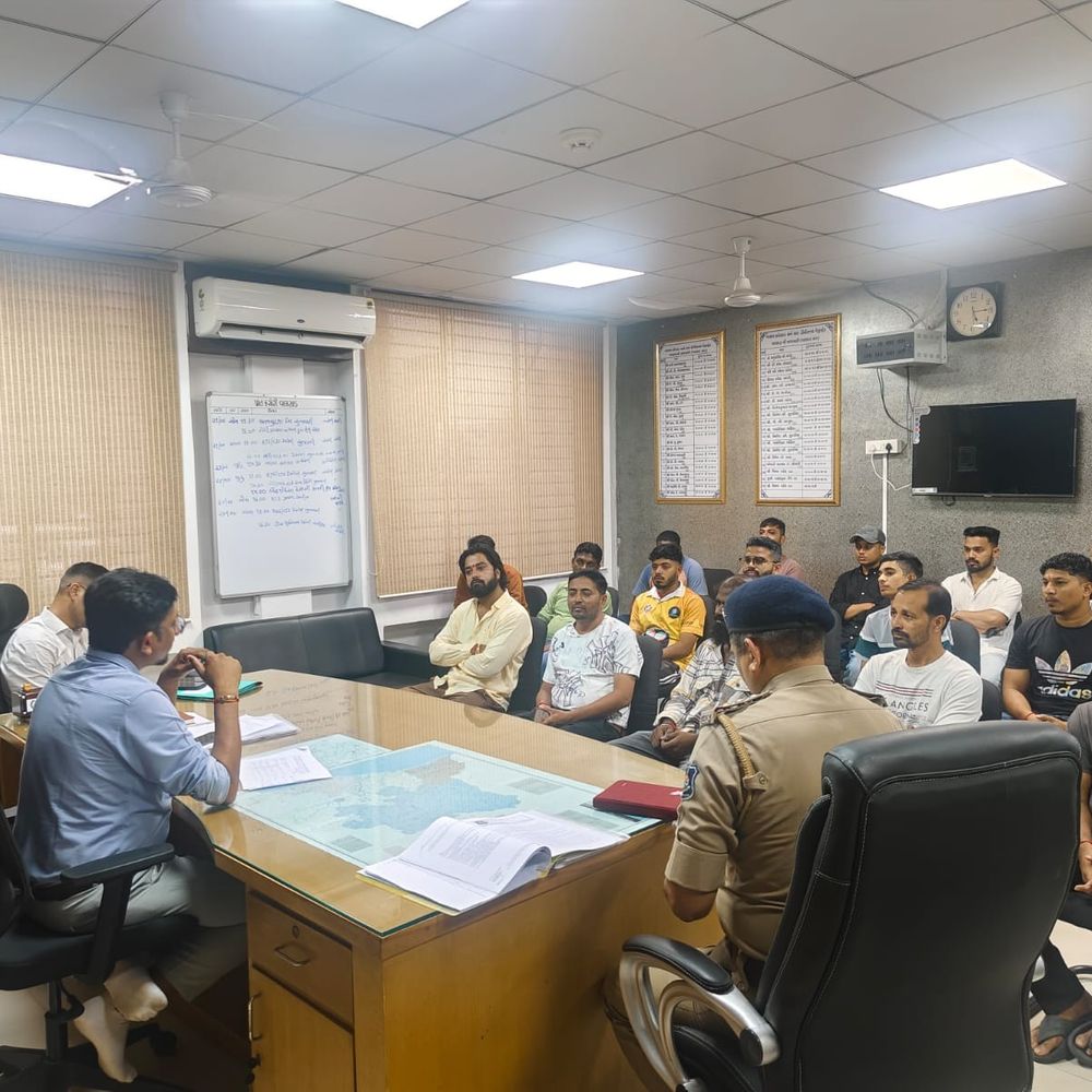 વલસાડમાં ગણેશ વિસર્જન યાત્રા સમયસર શરૂ કરવા આદેશ:પ્રાંત અધિકારીએ મોટા આયોજકો સાથે સમીક્ષા બેઠક યોજી, સમયપાલન પર ભાર મુકાયો