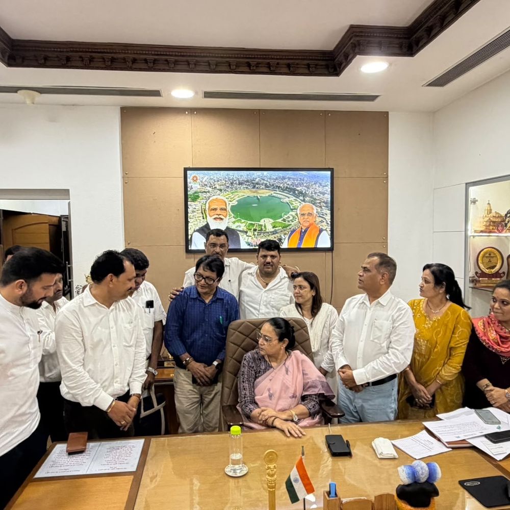 સુરત શિક્ષણ સમિતિ ચૂંટણીમાં ભાજપના 12 સભ્ય બિનહરીફ વિજેતા બનશે:12ની જગ્યા સામે ભાજપે 14 નામની યાદી જાહેર કરી, છેલ્લી ઘડીએ 2 પક્ષપલટુના પત્તા કાપી સર્ટિફિકેટનું બહાનું ધર્યું
