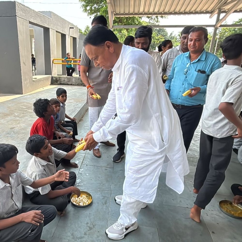 આગીયોલમાં 'સેવા હી સંકલ્પ' અભિયાન:આંગણવાડી, પ્રાઇમરી સ્કૂલના બાળકોને ફળ વિતરણ, વૃદ્ધાશ્રમના વૃદ્ધો સાથે ધારાસભ્યનો સંવાદ