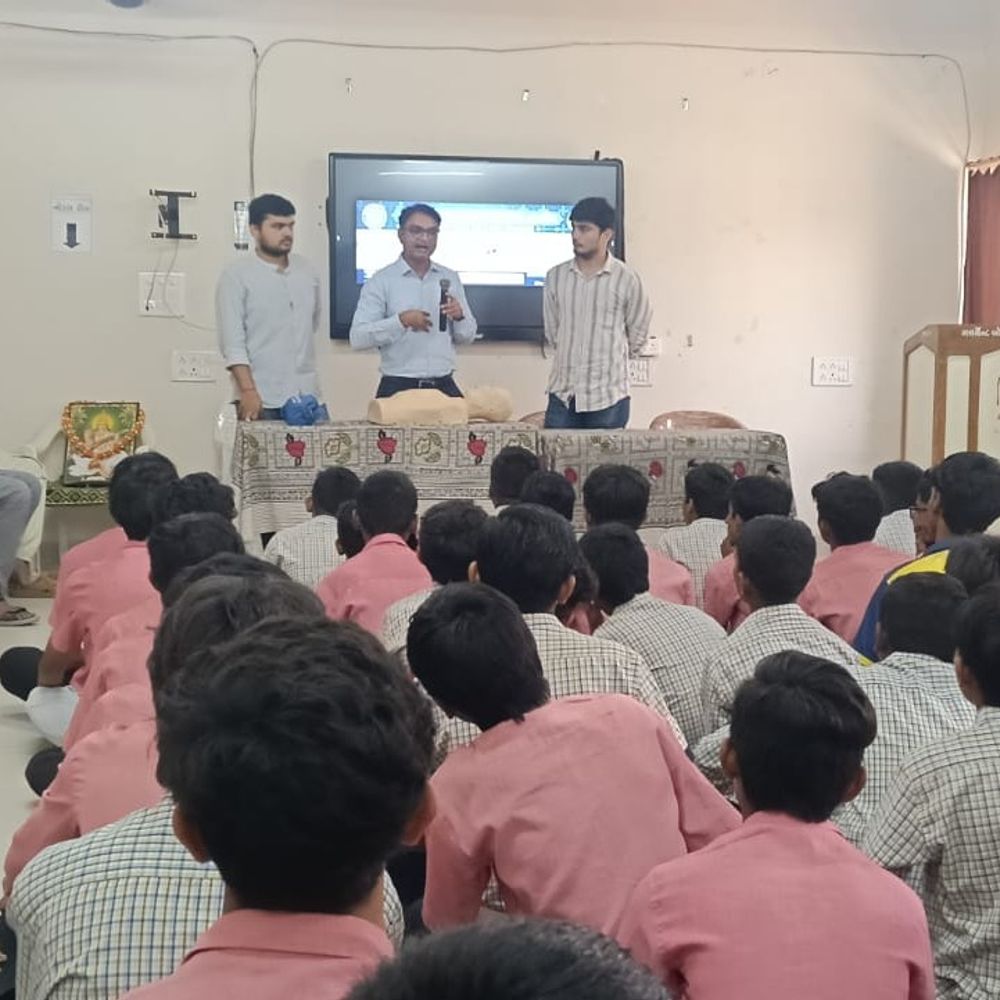 વિદ્યાર્થીઓને CPR, પ્રાથમિક સારવારની તાલીમ અપાઈ:વેરાવળની સરકારી બોયઝ હાઈસ્કૂલમાં કાર્યક્રમ યોજાયો, આચાર્યએ કહ્યું- આવી તાલીમ જીવન ઉપયોગી છે
