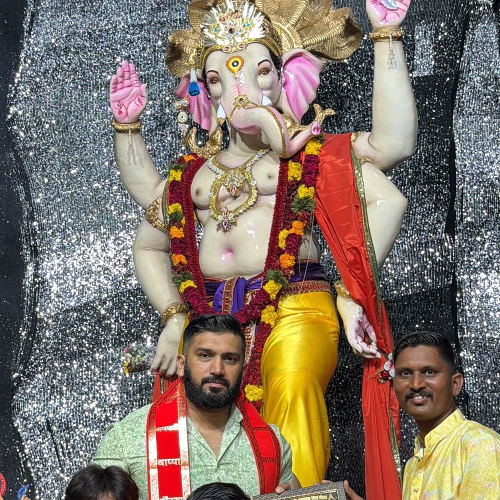 ગણપતિ આરતીમાં SIS મેનેજિંગ ડિરેક્ટર પ્રવીણ પિલ્લાઈનું સન્માન:કુબેરનગરના શ્રી તુલજા ભવાની નવ યુવક મિત્ર મંડળ દ્વારા કરાયું સન્માન