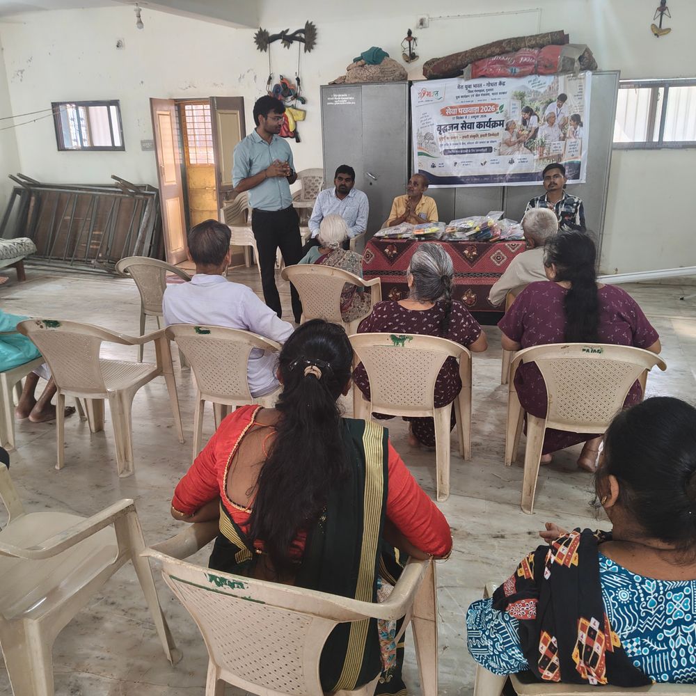 જિલ્લા યુવા અધિકારીએ નિરાંત વૃદ્ધાશ્રમની મુલાકાત લીધી:MY Bharat અંતર્ગત વડીલો સાથે સંવાદ કરી જીવનજરૂરી ચીજવસ્તુઓનું વિતરણ કર્યું