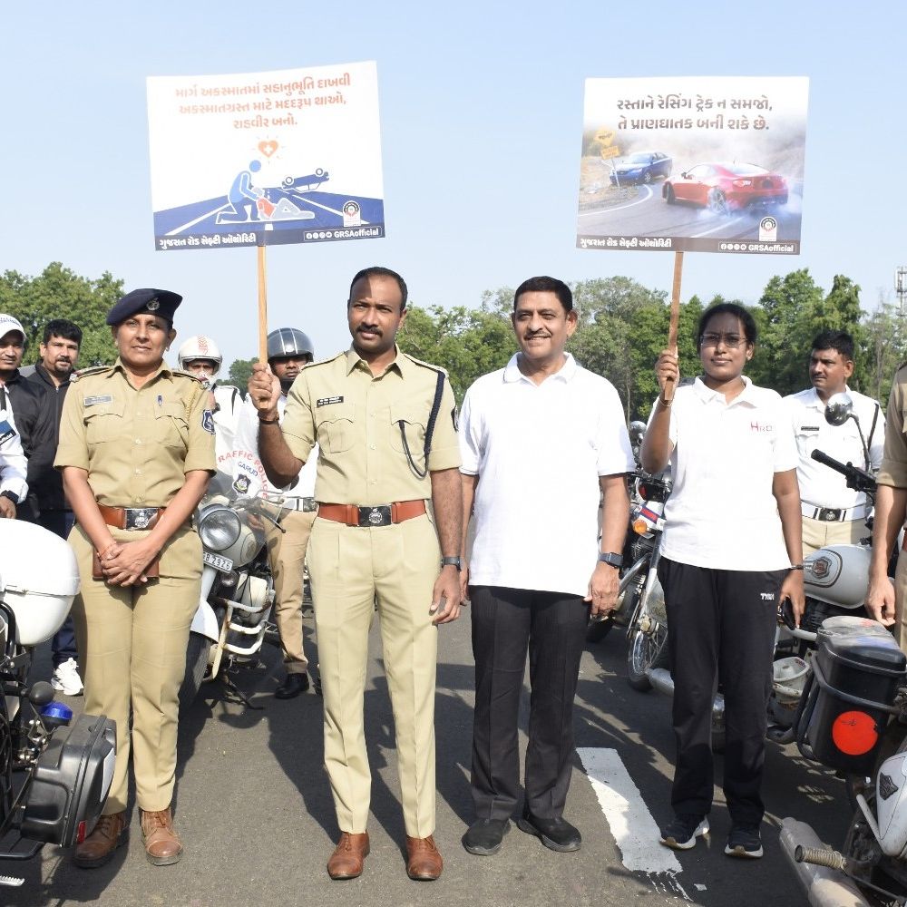 માર્ગ સુરક્ષાનો સંદેશ:ગાંધીનગરમાં સેવા સંકલ્પ અભિયાન હેઠળ યોજાયેલી મેગા બાઇક રેલી, 500થી વધુ રાઇડર્સે લીધો ભાગ