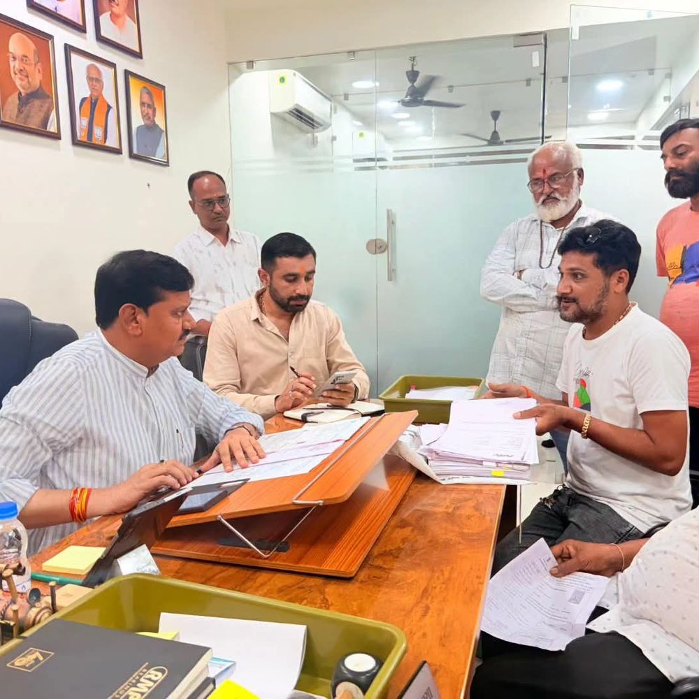 વઢવાણના ધારાસભ્ય જગદીશ મકવાણાએ નાગરિકોની રજૂઆતો સાંભળી:જોરાવરનગરના કર્તવ્યમ્ કાર્યાલય ખાતે આયોજન, અધિકારીઓને તાત્કાલિક નિરાકરણ માટે સૂચના આપી