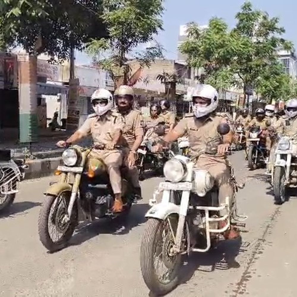 બોટાદ પોલીસ દ્વારા બાઈક રેલી યોજાઈ:રાષ્ટ્રીય એકતા અને ટ્રાફિક જાગૃતિ માટે એસપી, ડીવાયએસપી સહિતના અધિકારીઓ જોડાયા, સેવા સંકલ્પ અભિયાન અંતર્ગત આયોજન