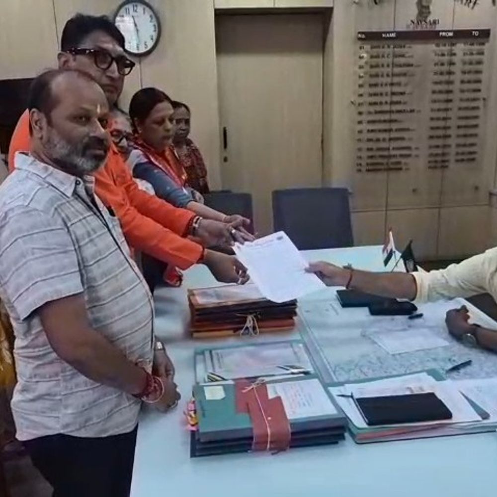 નવરાત્રીમાં વિધર્મીઓના પ્રવેશ પર પ્રતિબંધની માંગ:નવસારીમાં VHP-બજરંગ દળે કલેક્ટરને આવેદનપત્ર આપી સુરક્ષા વધારવા કહ્યું