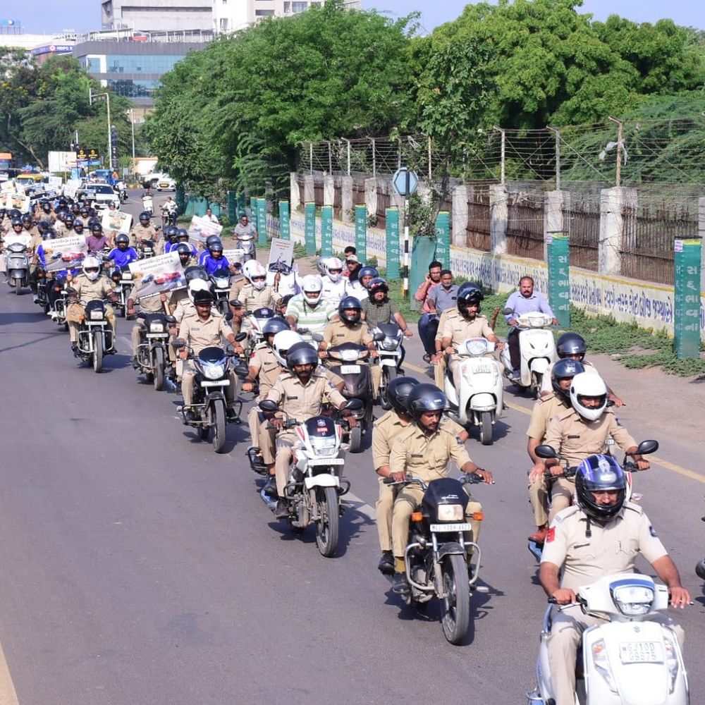 જામનગરમાં માર્ગ સલામતી માટે જનજાગૃતિ રેલી યોજાઈ:કલેક્ટર પરિમલ પંડ્યા, SP ડો. રવિ મોહન સૈની સહિતના અધિકારીઓ ઉપસ્થિત રહ્યા