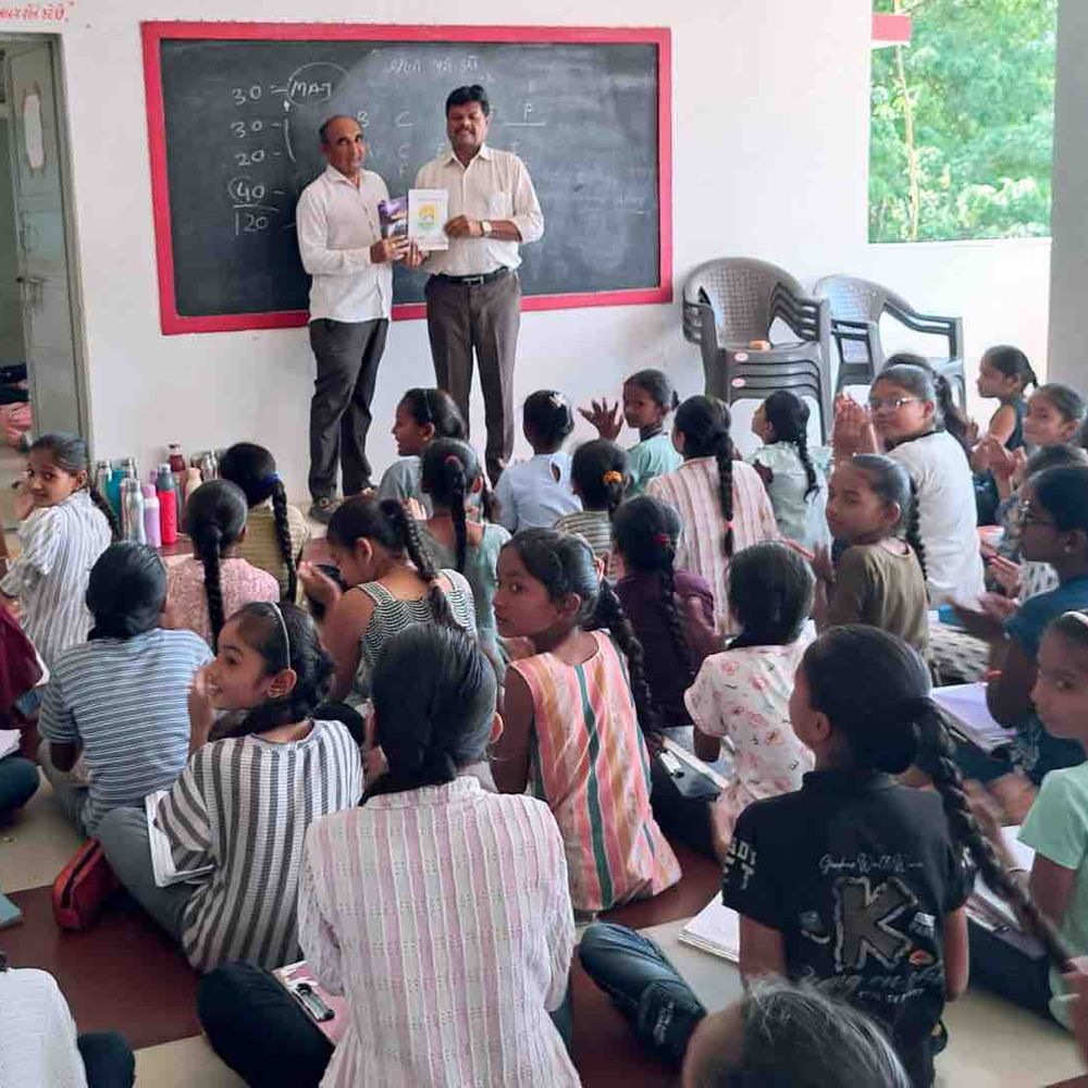 નિવૃત્તિ પછી પણ ભણાવતા શિક્ષક શાંતિલાલ પાડલિયાનું સન્માન:મોરબીની માધાપરવાડી શાળામાં વિદ્યાર્થીઓને અંગ્રેજી અને CETની તૈયારી કરાવે