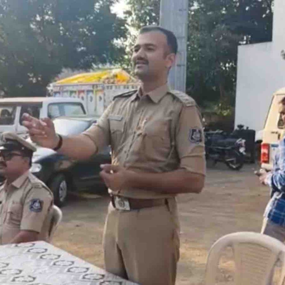 વડિયામાં DySP ચિરાગ દેસાઈની અધ્યક્ષતામાં લોકદરબાર યોજાયો:સાયબર ક્રાઇમ અને ઓનલાઈન ફ્રોડ અંગે માર્ગદર્શન અપાયું, વડિયા-કુંકાવાવ તાલુકાનાં 45 ગામોમાં CCTV કેમેરા પ્રોજેક્ટ પૂર્ણ