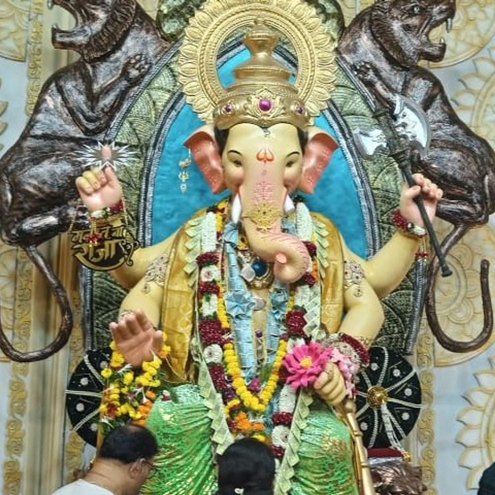વલસાડમાં ગણેશોત્સવ: મન્નતના રાજા અને ચા સમ્રાટના દર્શને ભક્તોની ભીડ:દૂર-દૂરથી ઉમટી રહ્યા છે શ્રદ્ધાળુઓ, સ્વયંસેવકો સંભાળી રહ્યા છે વ્યવસ્થા