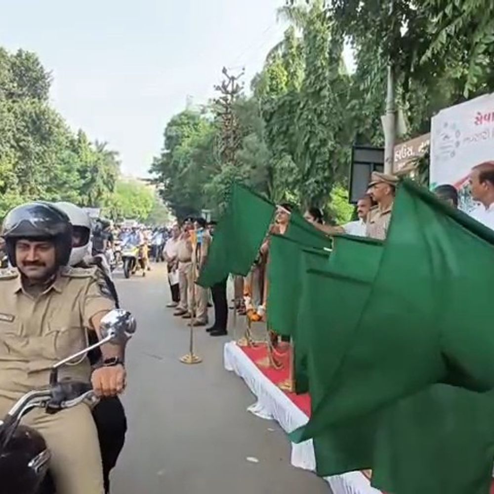 નવસારીમાં અકસ્માત ઘટાડવા બાઈક રેલી યોજાઈ:'રાઈડ વિથ પ્રાઈડ'ના નારા સાથે 150થી વધુ બાઈક સવારો જોડાયા, કેબિનેટ મંત્રી નરેશ પટેલ હાજર રહ્યા