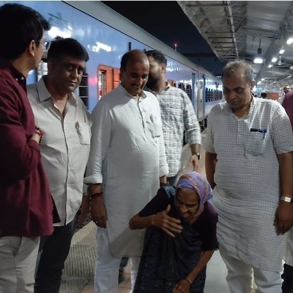 નવસારીના 90 વર્ષીય હીરાબા PM મોદીને મળવા દિલ્હી જવા નીકળ્યા:ટ્રેનમાં ભૂલથી ગુડગાંવ પહોંચી ગયા, વહીવટી તંત્રની મદદથી સુરક્ષિત પરત ફર્યા