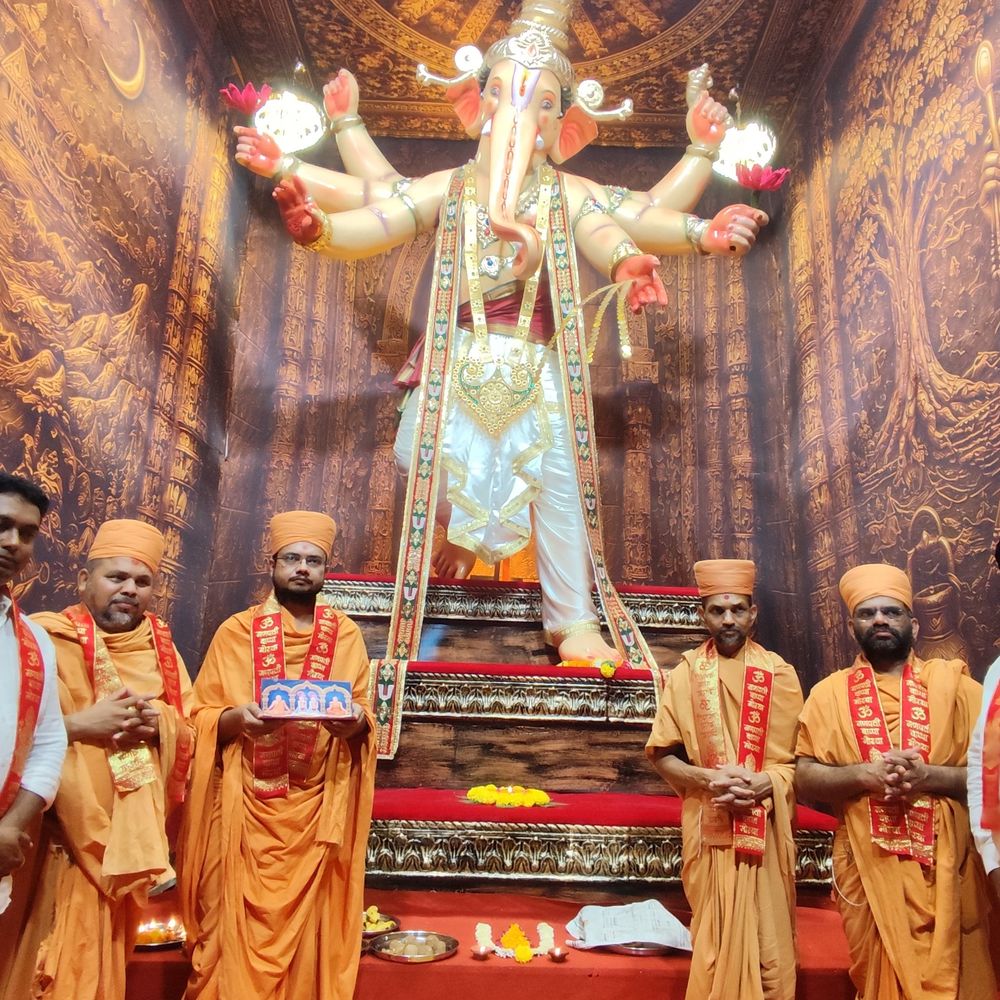 બીએપીએસ સંતો વિજલપુરના ગણેશ પંડાલમાં જોડાયા:37 વર્ષથી સ્થાપિત પંડાલમાં પૂર્ણકામ સ્વામી અને ધર્મવિવેક સ્વામીએ આરતી-પૂજન કર્યું