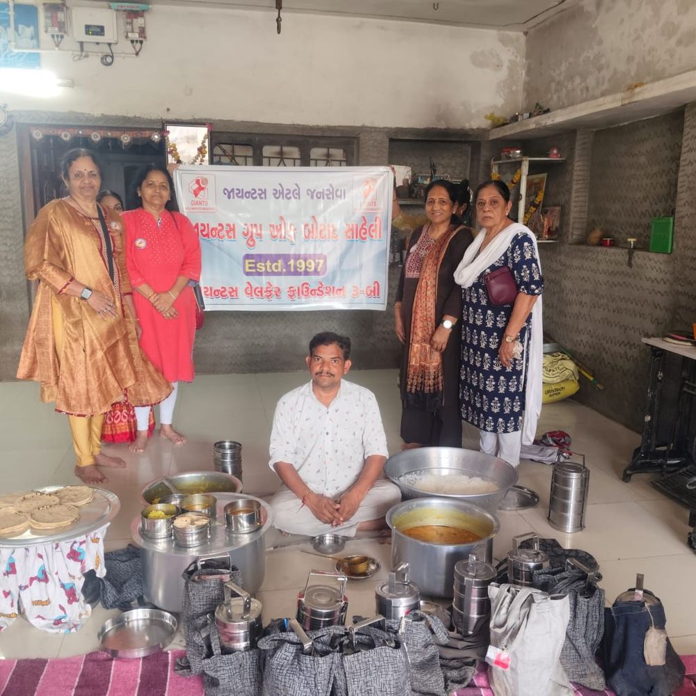 વૃદ્ધ નિરાધારોને વાત્સલ્ય ટિફિન સેવા હેઠળ 25 ટિફિન અપાયા:જાયન્ટસ ગ્રુપ ઓફ બોટાદ સહેલીએ ઘરે ઘરે પહોંચાડી સેવા