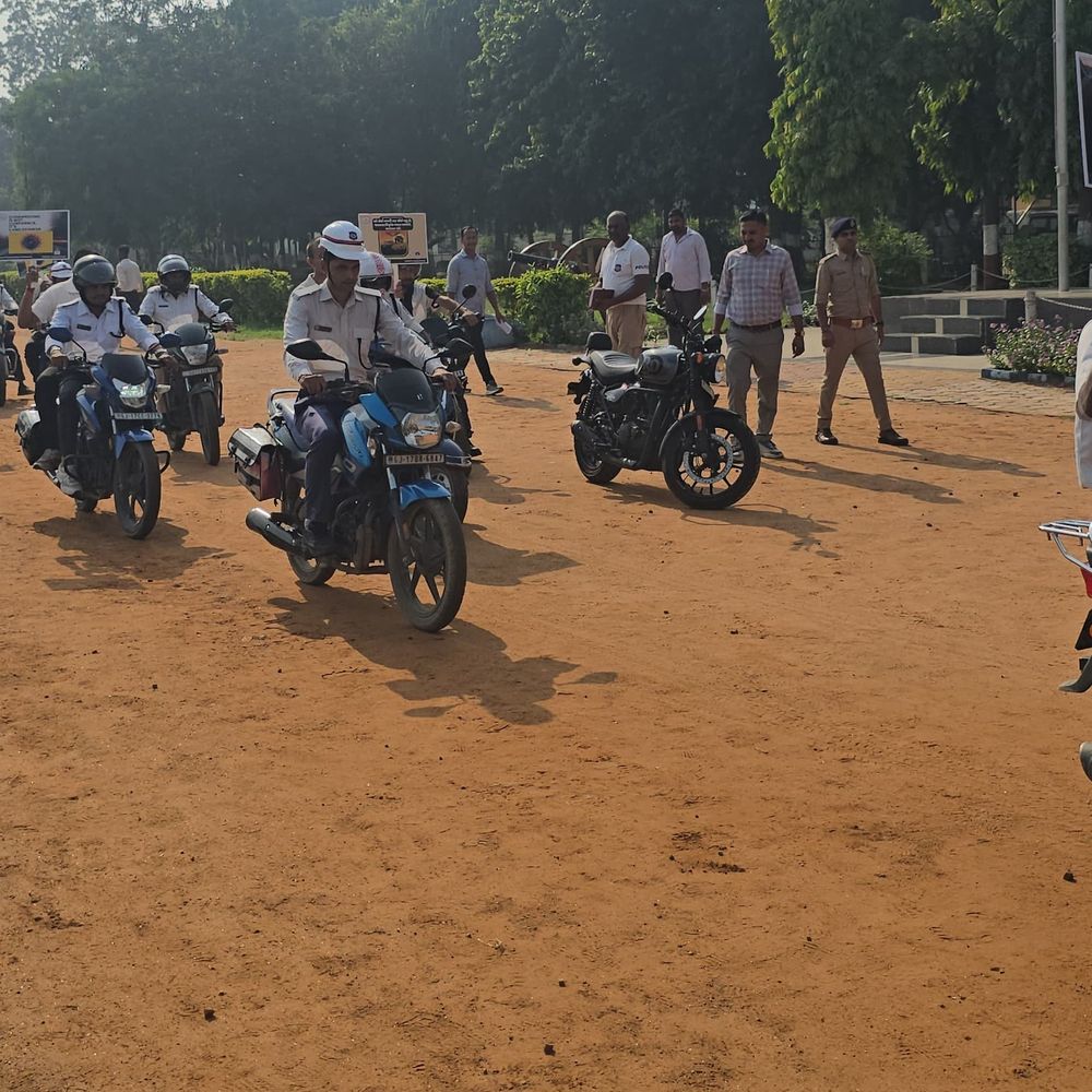 ગોધરામાં RTO-ટ્રાફિક પોલીસે માર્ગ સલામતી માટે રેલી કાઢી:ટ્રાફિક નિયમોનું પાલન કરવા નાગરિકોને જાગૃત કરાયા