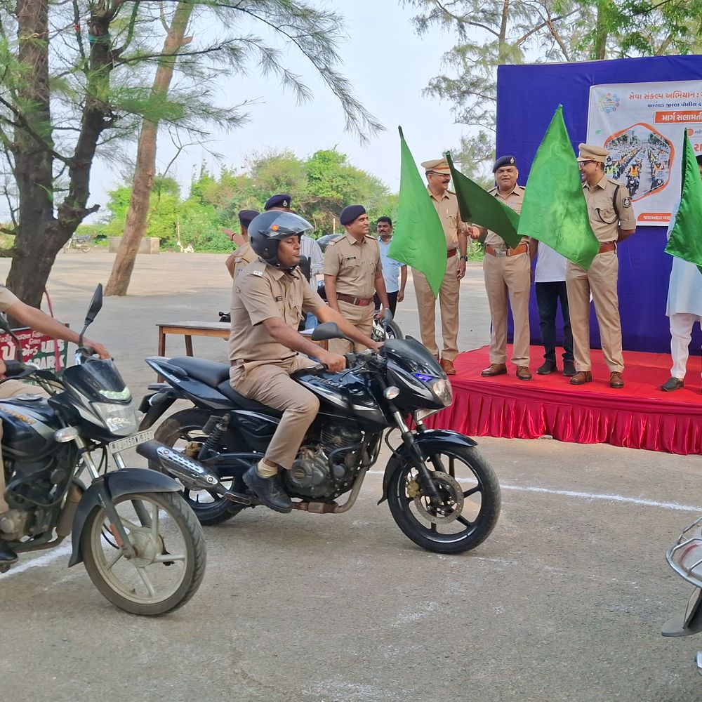 વલસાડમાં રોડ સેફ્ટી જાગૃતિ માટે પોલીસની બાઇક રેલી:SP અને ધારાસભ્યોએ લીલી ઝંડી આપી, ટ્રાફિક નિયમોનું પાલન કરવા અપીલ કરી